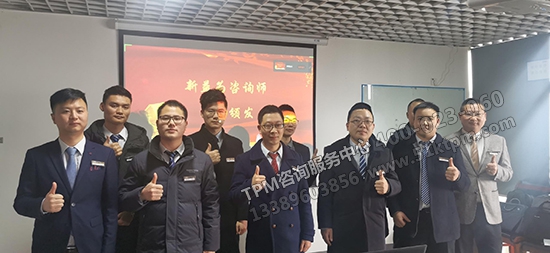 佩戴胸章合影 佩戴胸章合影