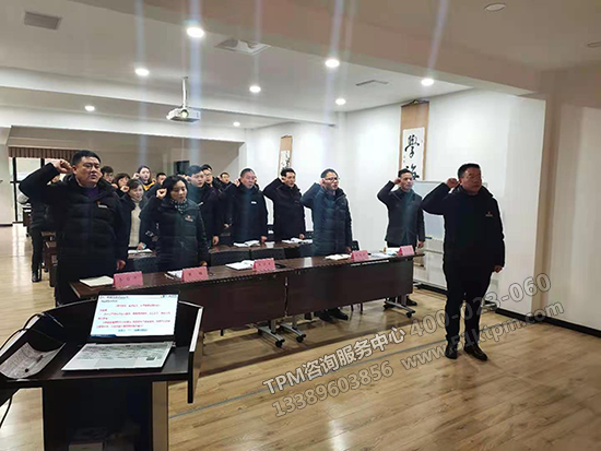 周總帶領(lǐng)全員進(jìn)行精益推進(jìn)宣誓 周總帶領(lǐng)全員進(jìn)行精益推進(jìn)宣誓