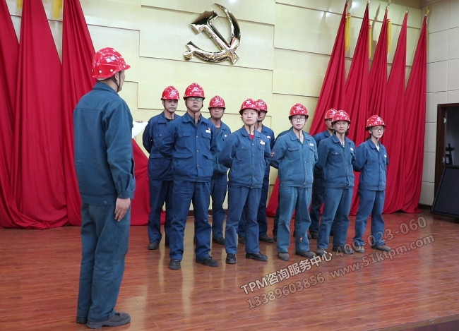 煉鐵廠職工列隊展示 煉鐵廠職工列隊展示