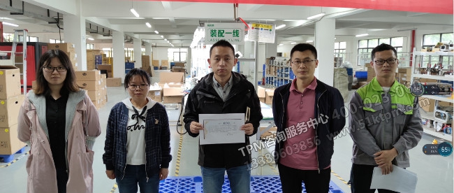 劉總經理頒發授權證書