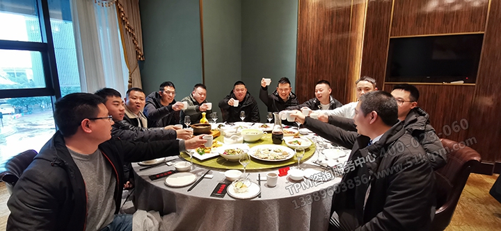 舉杯共慶 舉杯共慶