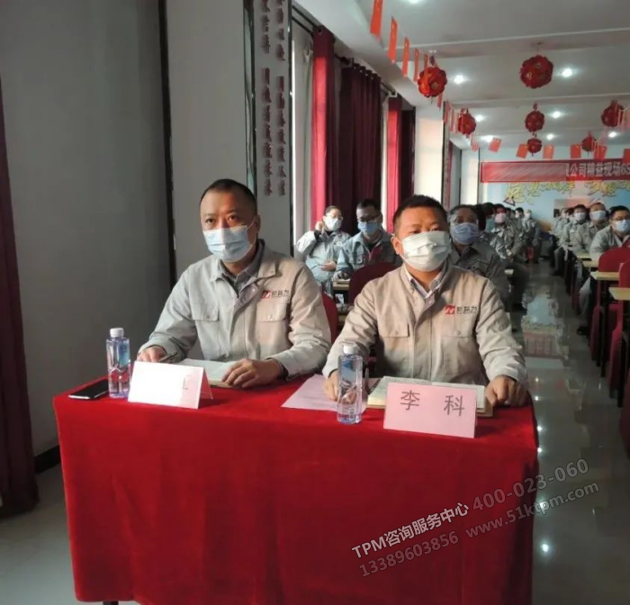 新益為咨詢袁老師(左)、新益為咨詢李老師(右) 新益為咨詢袁老師(左)、新益為咨詢李老師(右)