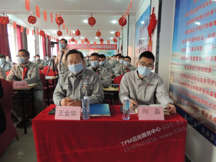 生產(chǎn)副總王副總(左)、新益為咨詢向老師(右) 生產(chǎn)副總王副總(左)、新益為咨詢向老師(右)